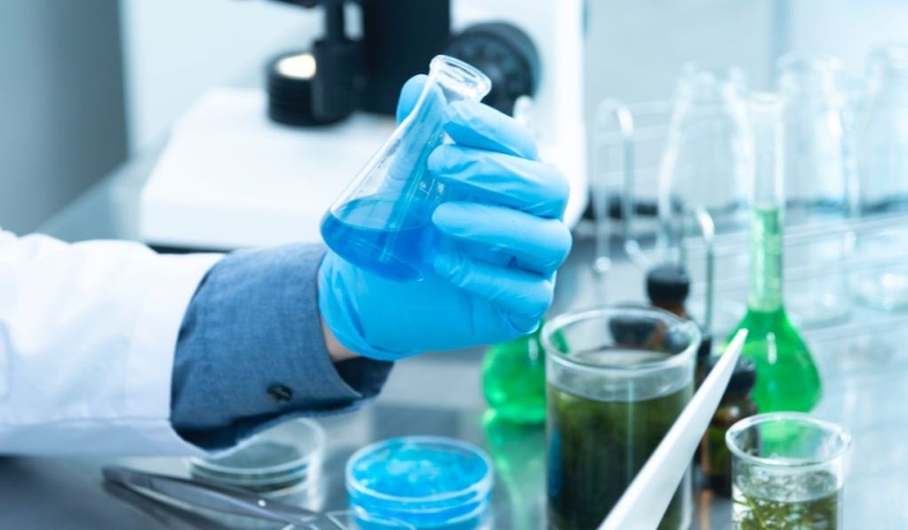 J_hand_holding_solution_pexel_cut