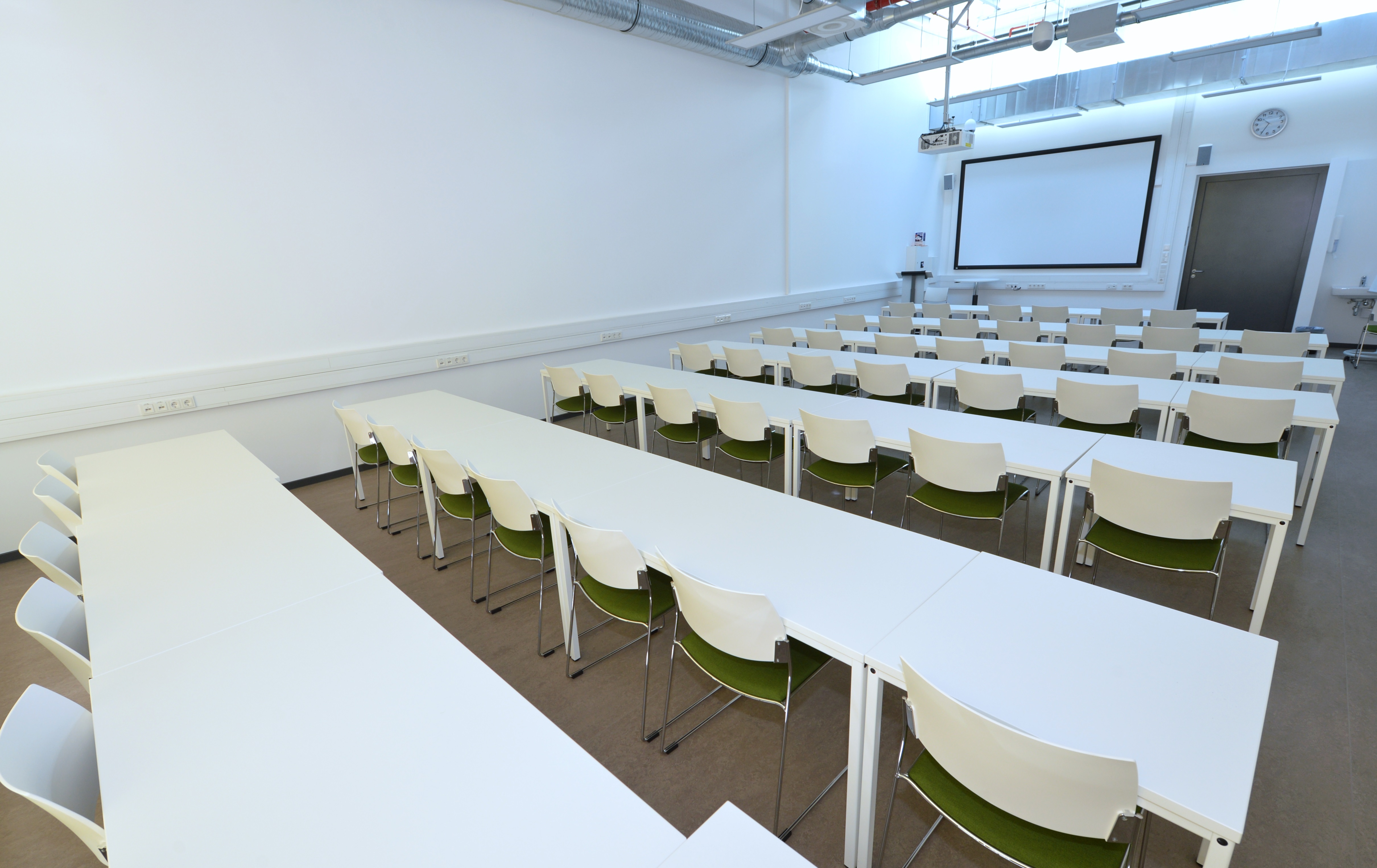 ASP Seminarraum mit Tischen und Stühlen