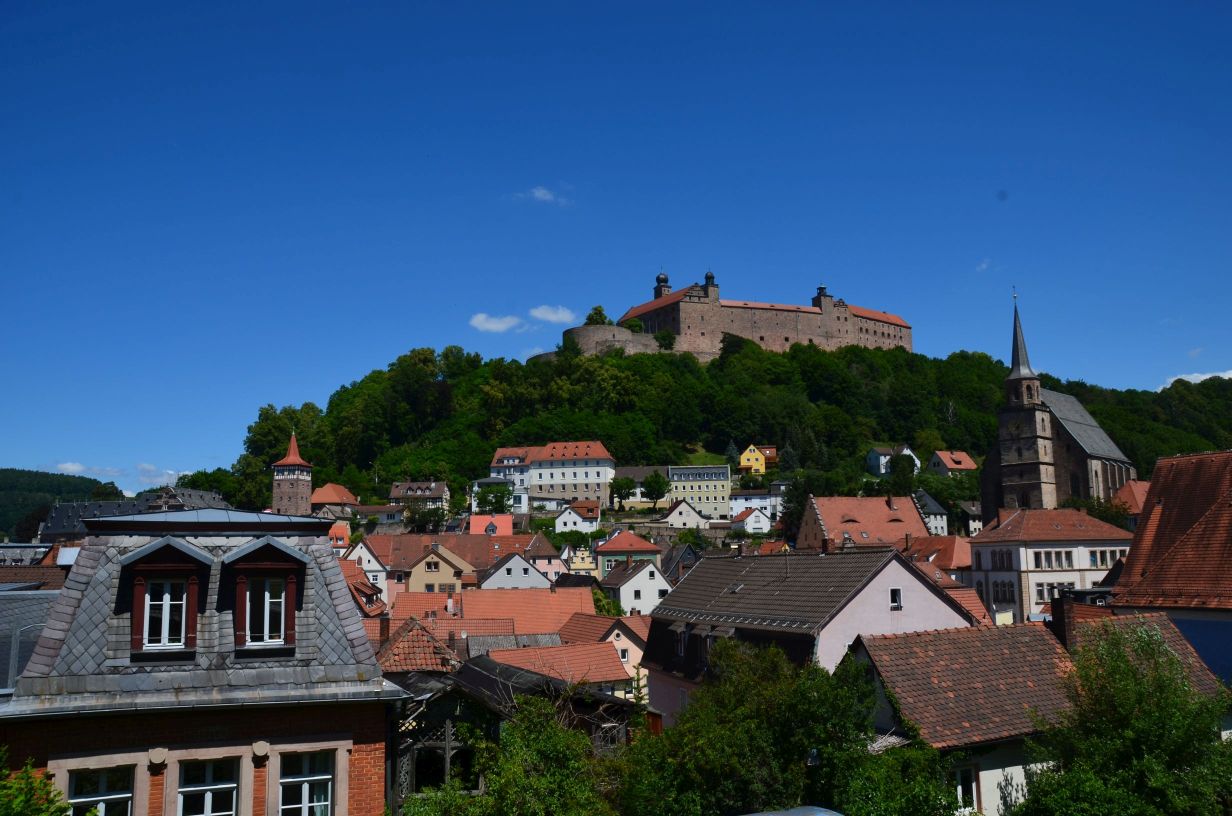 Studierende schaut auf Plassenburg